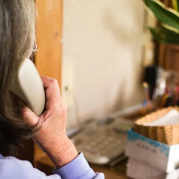 truffa al telefono anziano