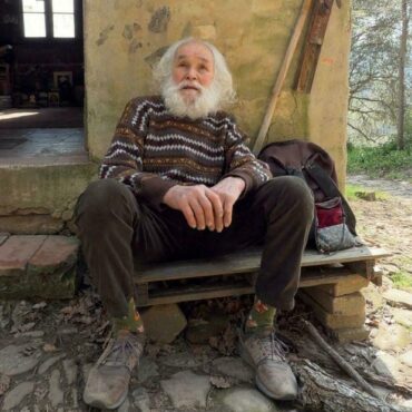 uomo vive nel bosco senza luce