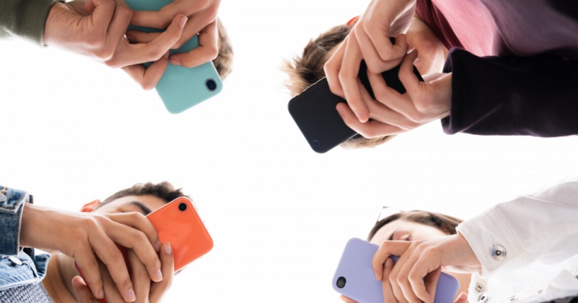 Giovani e disagio: tra social e futuro incerto cresce l’ansia