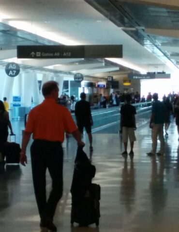 italiani aeroporto comportamento