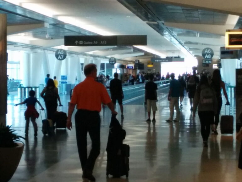 italiani aeroporto comportamento