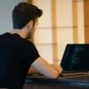 Sempre più giovani si prendono una “mini pensione”: il lavoro può aspettare