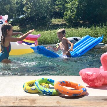 bambini in piscina sicurezza