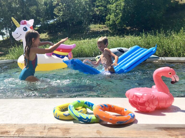 bambini in piscina sicurezza