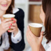Perché c’è sempre qualcuno che offre il caffè? La psicologia spiega cosa può nascondersi dietro questo gesto